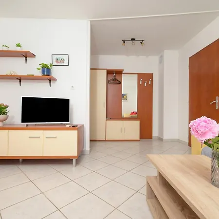 Charming Lana In Apartman Premantura